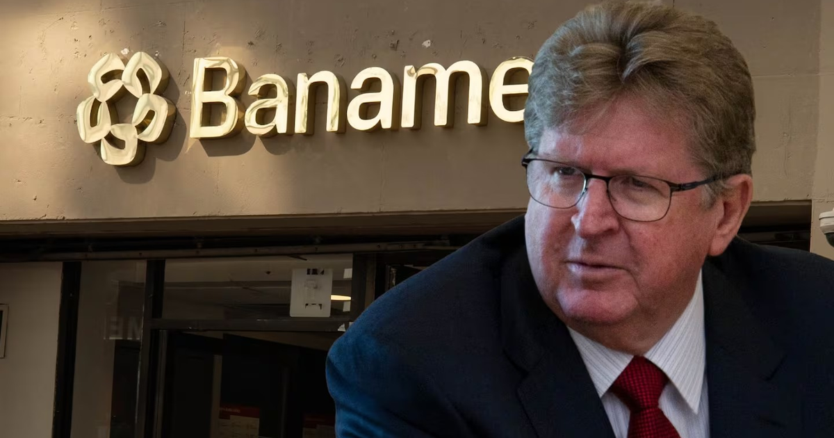 Letrero de Banamex con hombre en primer plano, relacionado con el mercado de Wall Street.