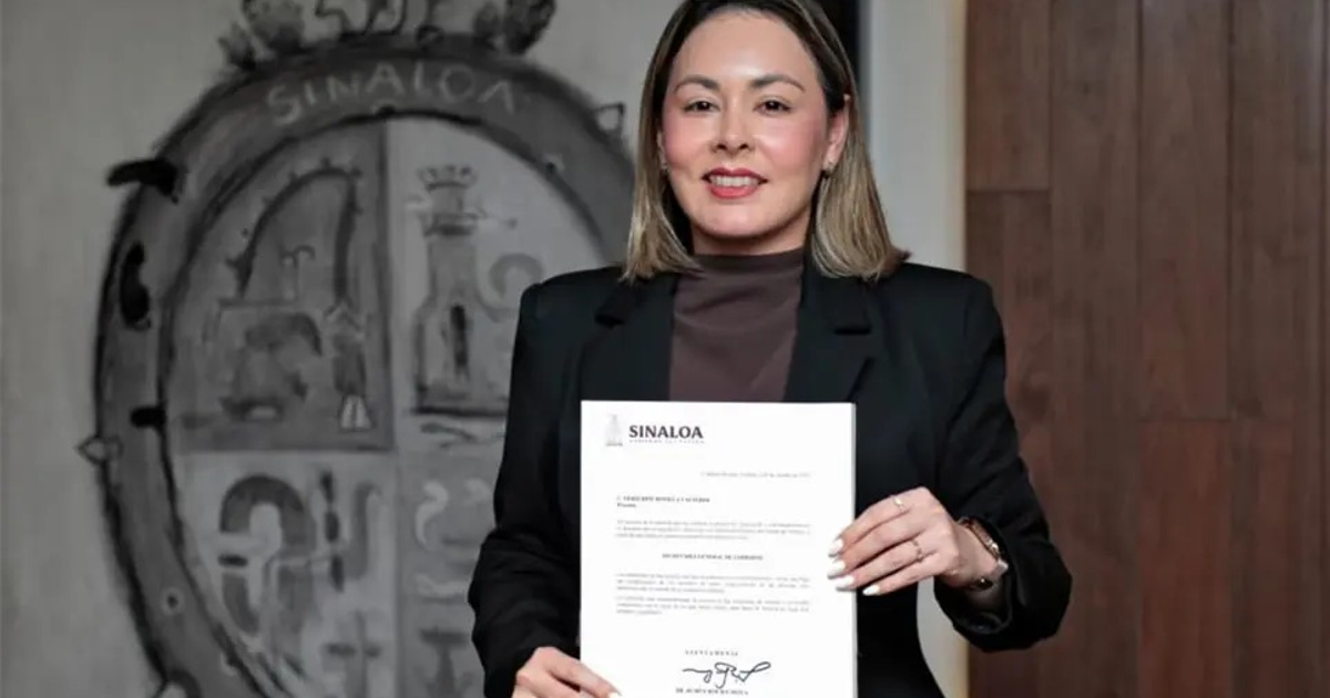 Yeraldine Bonilla Valverde sosteniendo un documento oficial en Sinaloa