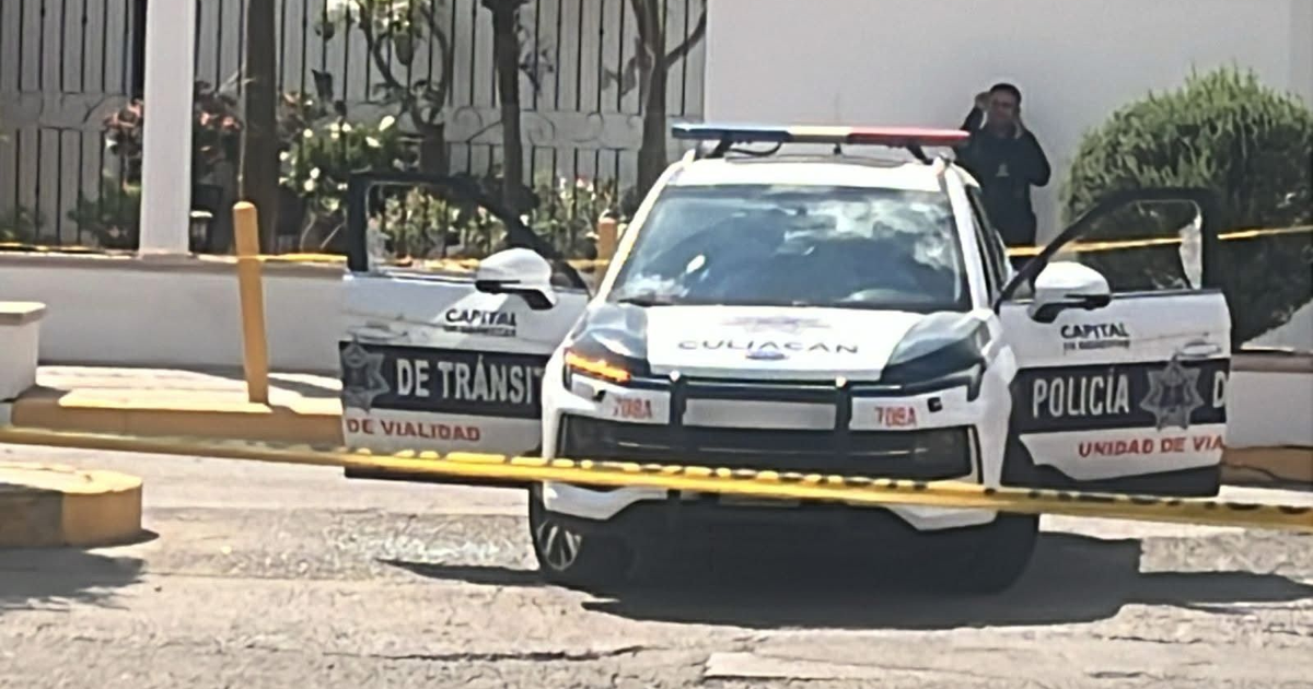 Automóvil de policía de tránsito bloqueado por cinta de seguridad en Culiacán