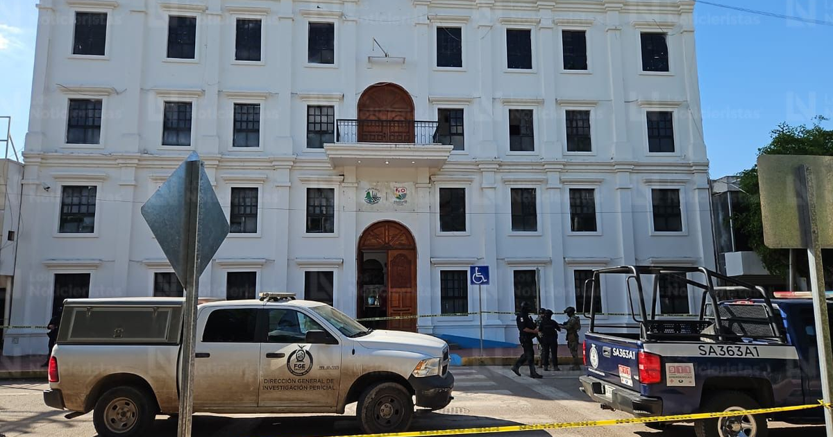 Edificio blanco del Ayuntamiento de Navolato con vehículos de investigación y policías en escena tras un ataque armado.