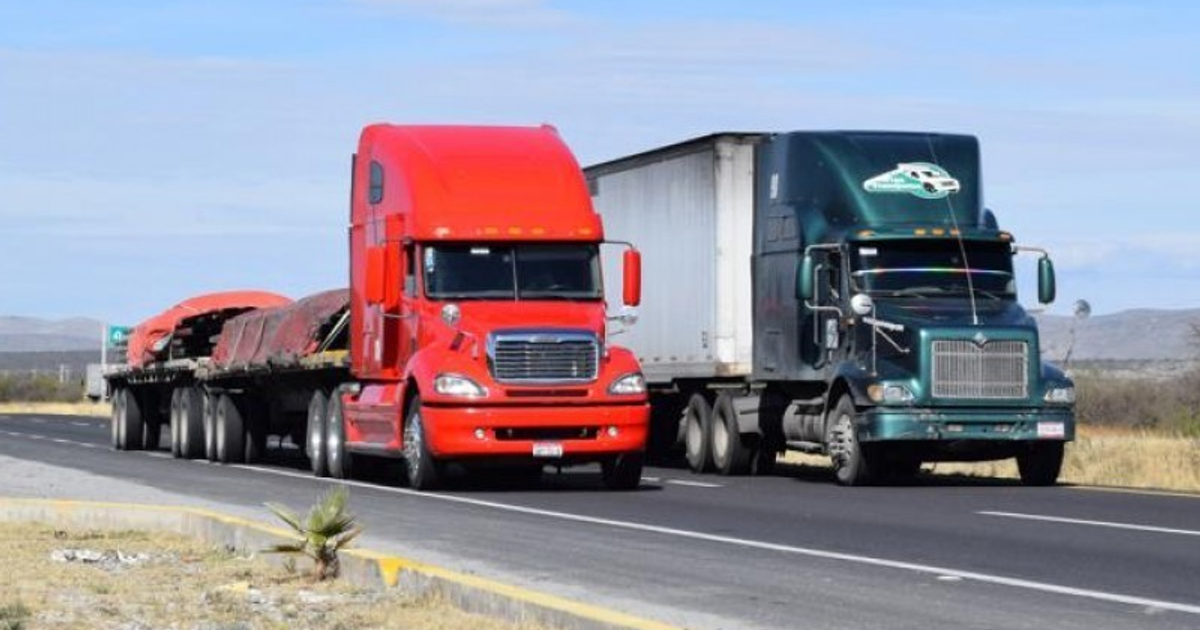 Camiones de carga detenidos en carretera durante bloqueo en Sinaloa