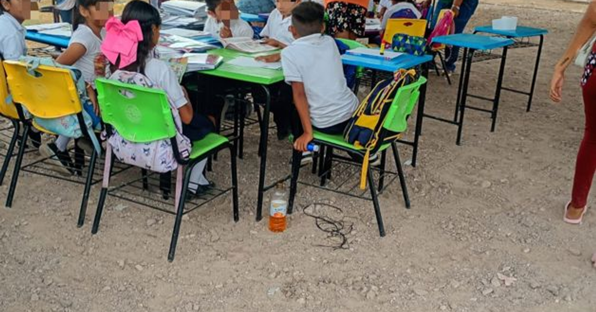 Niños estudiando al aire libre en La Ladrillera por falta de electricidad en la escuela