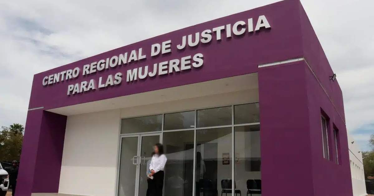 Fachada del Centro Regional de Justicia para las Mujeres en Ahome, Sinaloa, con una persona de pie frente al edificio.