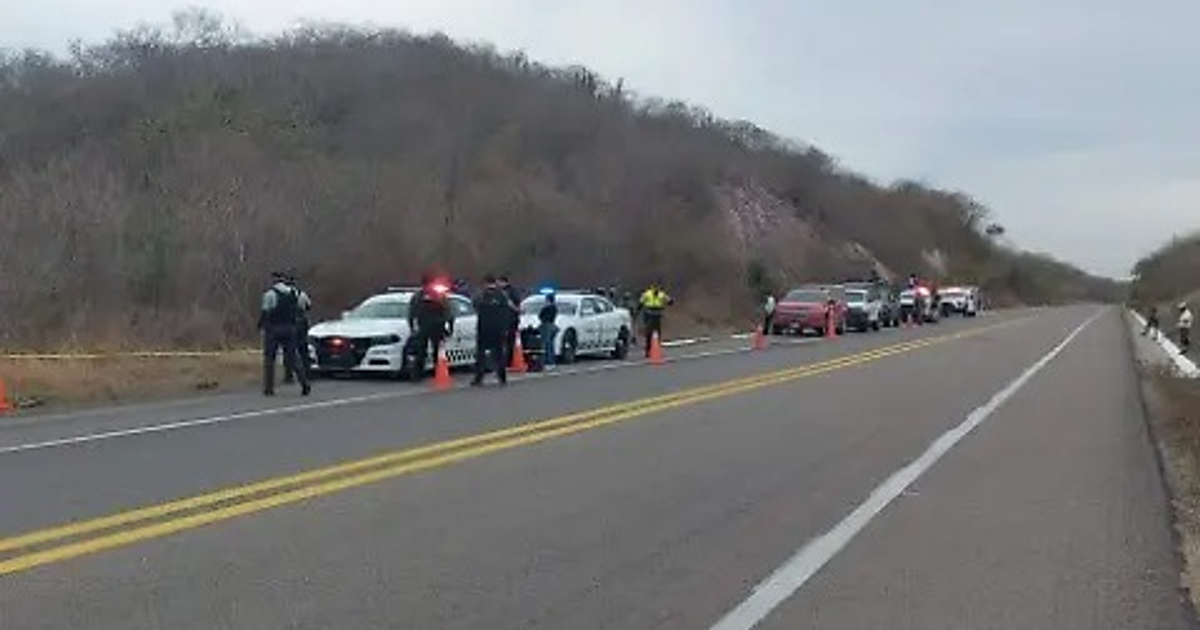Operativo policial en la autopista Durango–Mazatlán tras hallazgo de cuerpo sin vida.