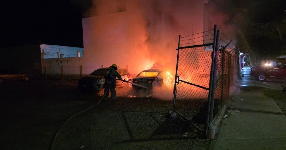 Bombero apaga incendio en vehículo durante la noche en Los Mochis