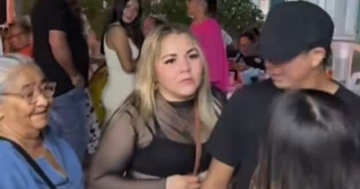 Imagen del altercado en la taquiza de Mazatlán donde una invitada lanzó una cazuela de barro.