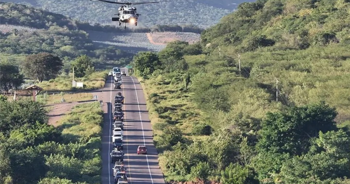Operativo de seguridad en carretera con helicóptero y vehículos en Jesús María, Sinaloa