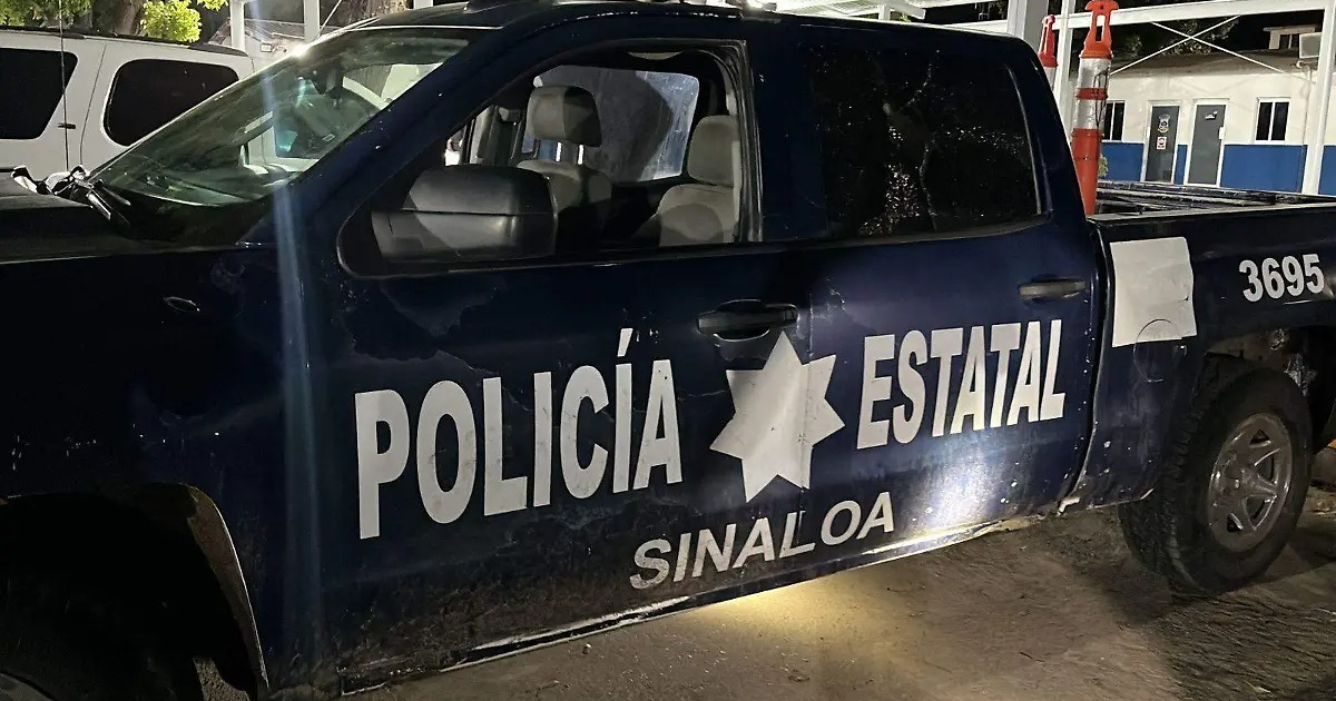 Camioneta de Policía Estatal de Sinaloa estacionada en un área oscura, con inscripciones visibles de 'POLICÍA ESTATAL' y 'SINALOA'.