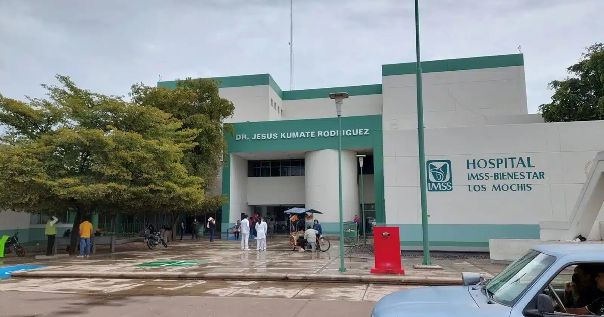 Fachada del Hospital Dr. Jesús Kumate Rodríguez en Los Mochis, Sinaloa, con un entorno tranquilo y nublado.