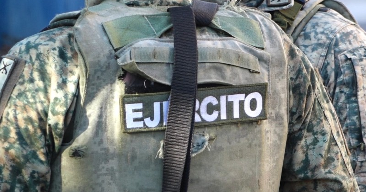 Soldado con uniforme de camuflaje y placa del Ejército en operativo de Badiraguato
