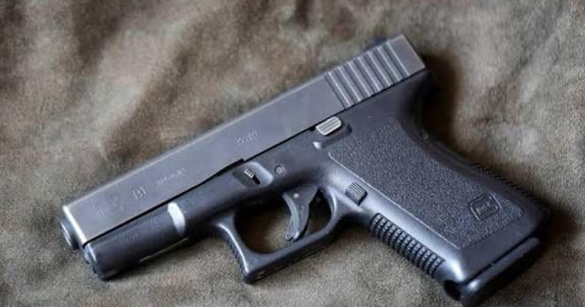 Pistola negra sobre tela, relacionada con accidente en Mazatlán