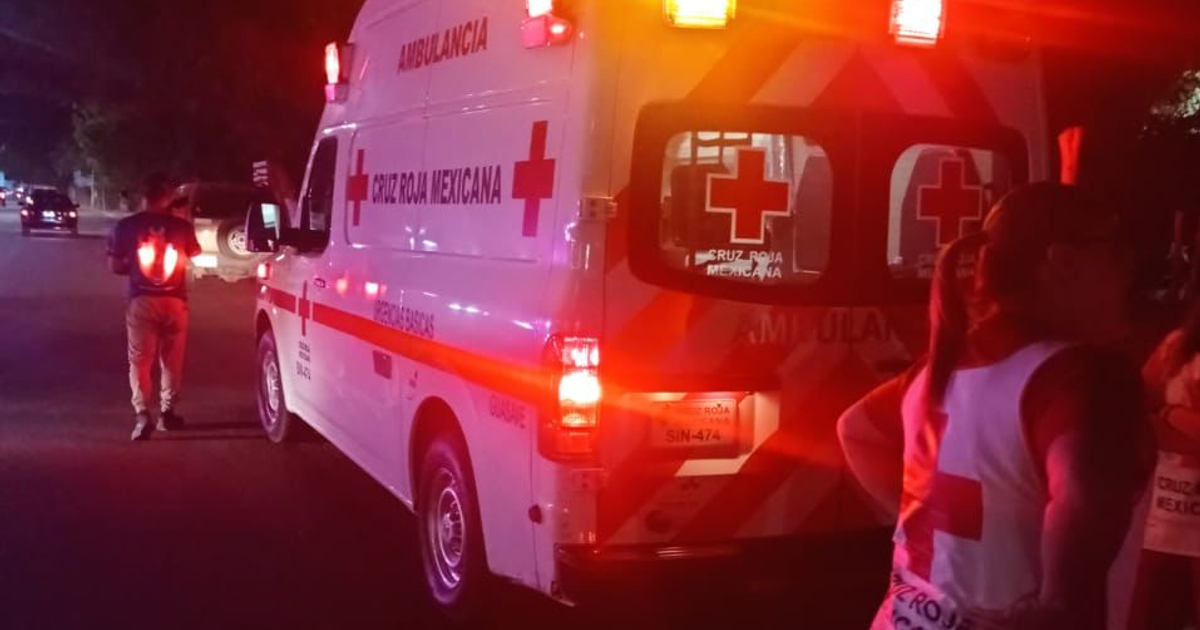 Ambulancia de la Cruz Roja Mexicana en operación nocturna con personal de emergencia presente.