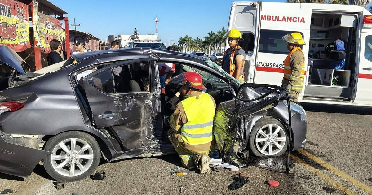 Accidente automovilístico en Guasave con bomberos y ambulancia en escena