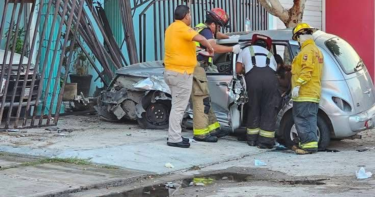 Accidente de coche en Lomas de Mazatlán con equipo de rescate asistiendo a heridos.