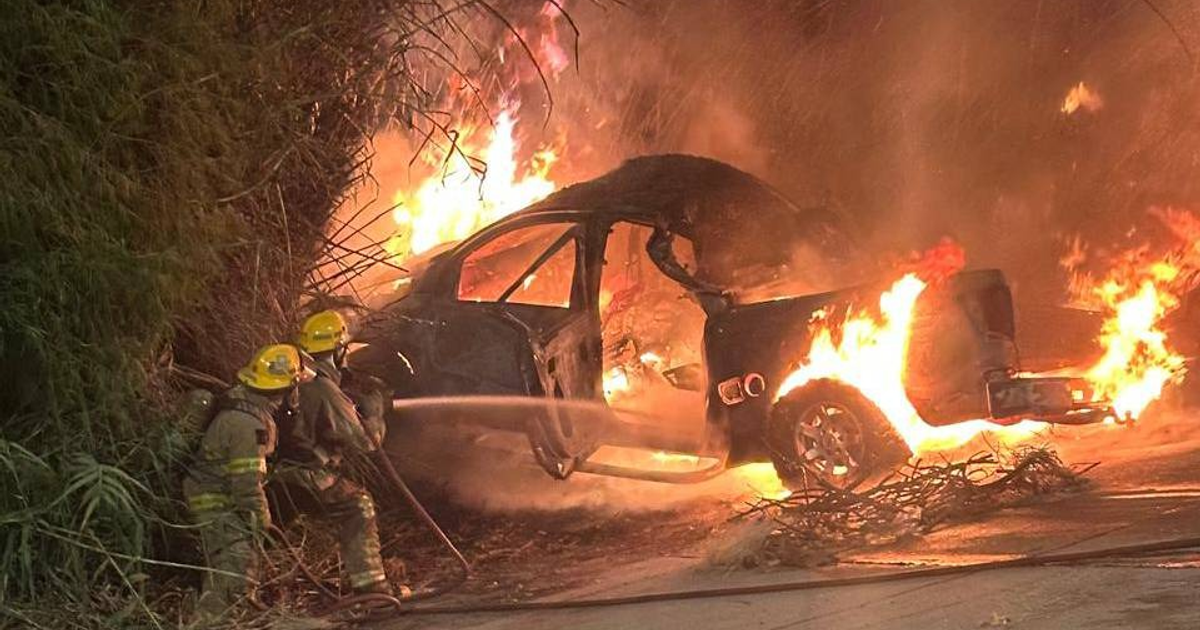 Bomberos apagan incendio de vehículo en Guasave tras accidente