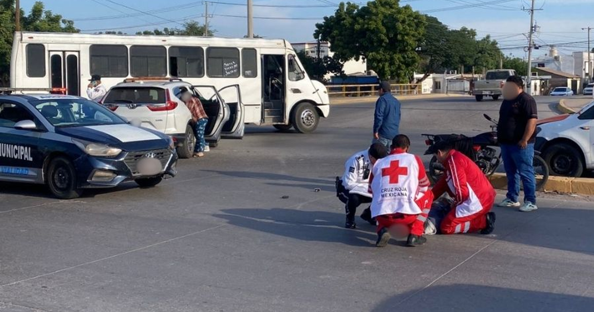 Accidente de tráfico en Los Mochis con vehículos colisionados y servicios de emergencia presentes.
