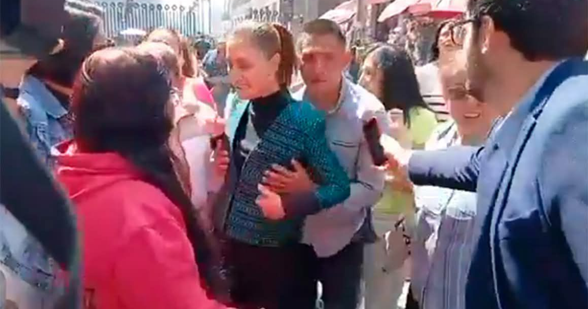 Claudia Sheinbaum rodeada por personas en un evento público, captada en un momento de acoso.