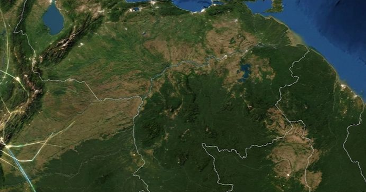 Imagen satelital de la selva amazónica mostrando vegetación densa, ríos sinuosos y algunas estructuras, relacionada con la advertencia aérea de la FAA sobre Venezuela.