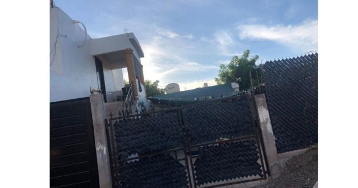 Cerca metálica negra frente a edificio en Angostura, relacionado al hallazgo de Guadalupe Abel 'V'.