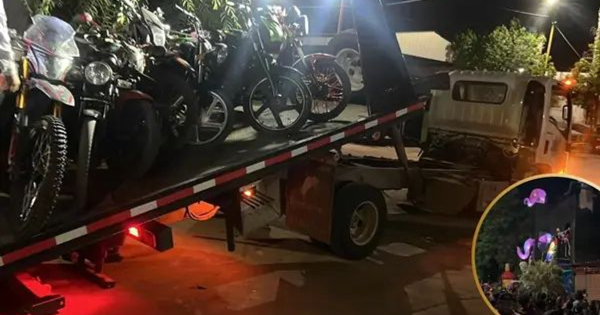 Camión de remolque con motocicletas decomisadas en operativo nocturno en Ahome, Sinaloa.