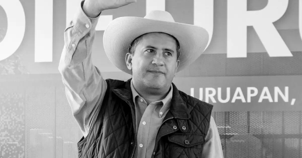 Hombre con sombrero blanco levantando la mano en Uruapan