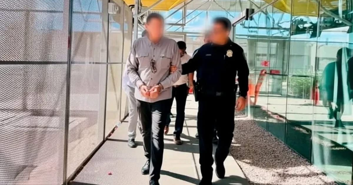 Alcalde César Iván Sandoval Gámez esposado y escoltado por un oficial de CBP en la frontera.