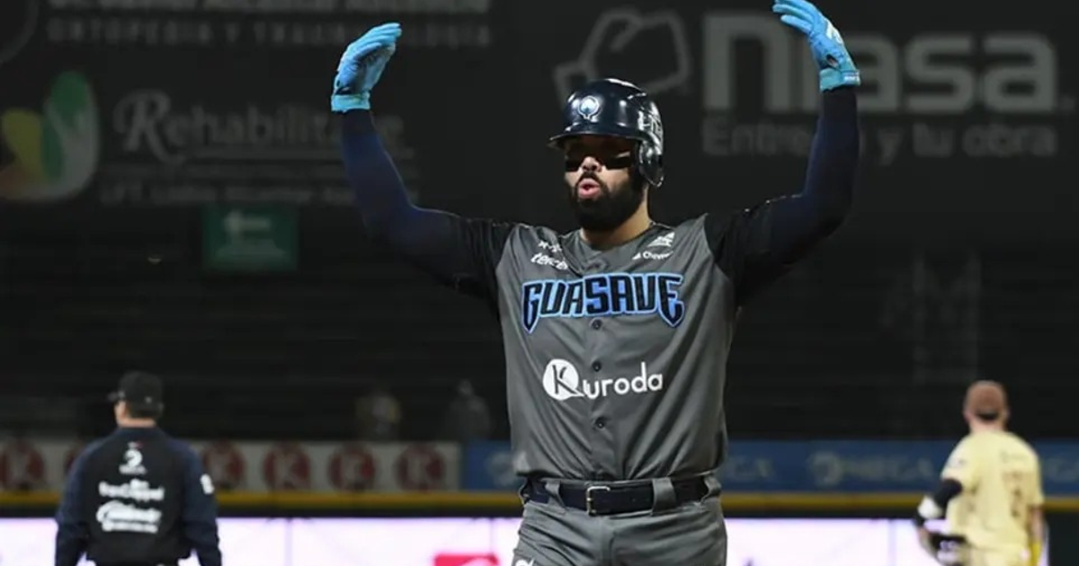 Jugador de los Algodoneros de Guasave celebrando victoria en Kuroda Park