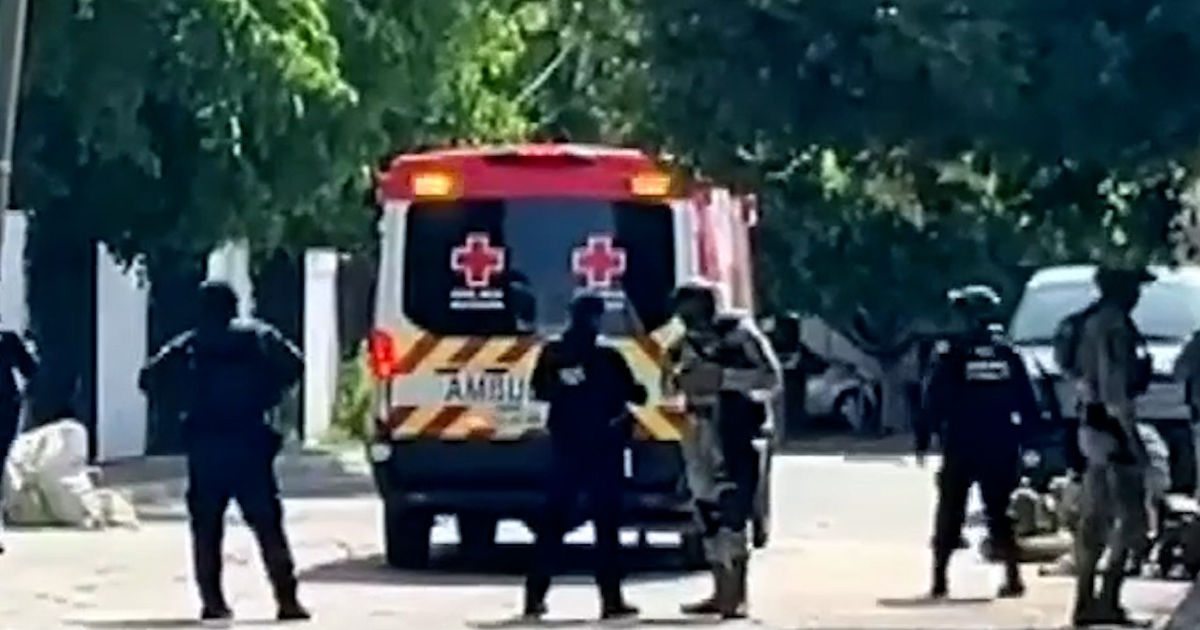 Agentes de seguridad en operativo en Navolato con ambulancia en el fondo
