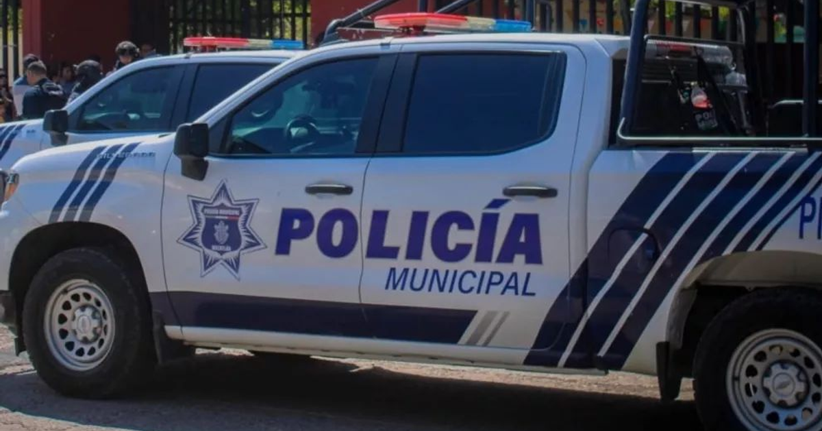 Camioneta de la policía municipal de Mazatlán con luces de emergencia encendidas