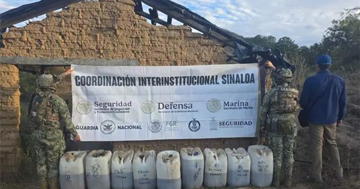 Grupo de seguridad mexicana en intervención frente a construcción de adobe en Choix, Sinaloa, tras aseguramiento de arsenal y químicos.