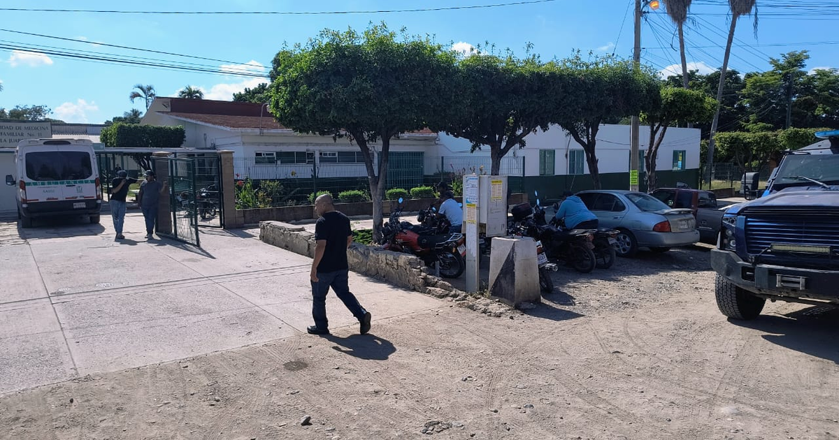 Clínica en Villa Juárez con vehículos y personas tras incidente de seguridad