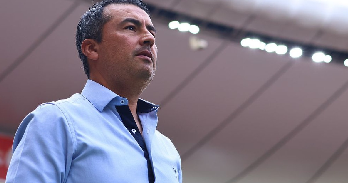 Persona observando un evento deportivo en Guadalajara, Jalisco