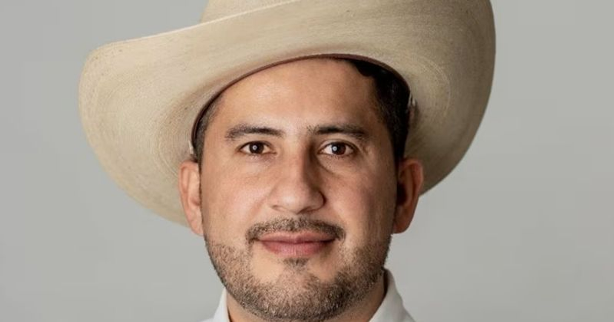 Hombre con sombrero en evento público en Uruapan, Michoacán