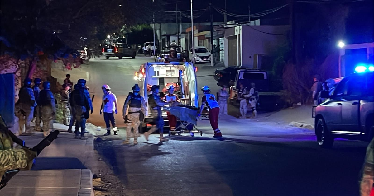 Escena nocturna con ambulancia y personal de seguridad en Culiacán tras ataque armado