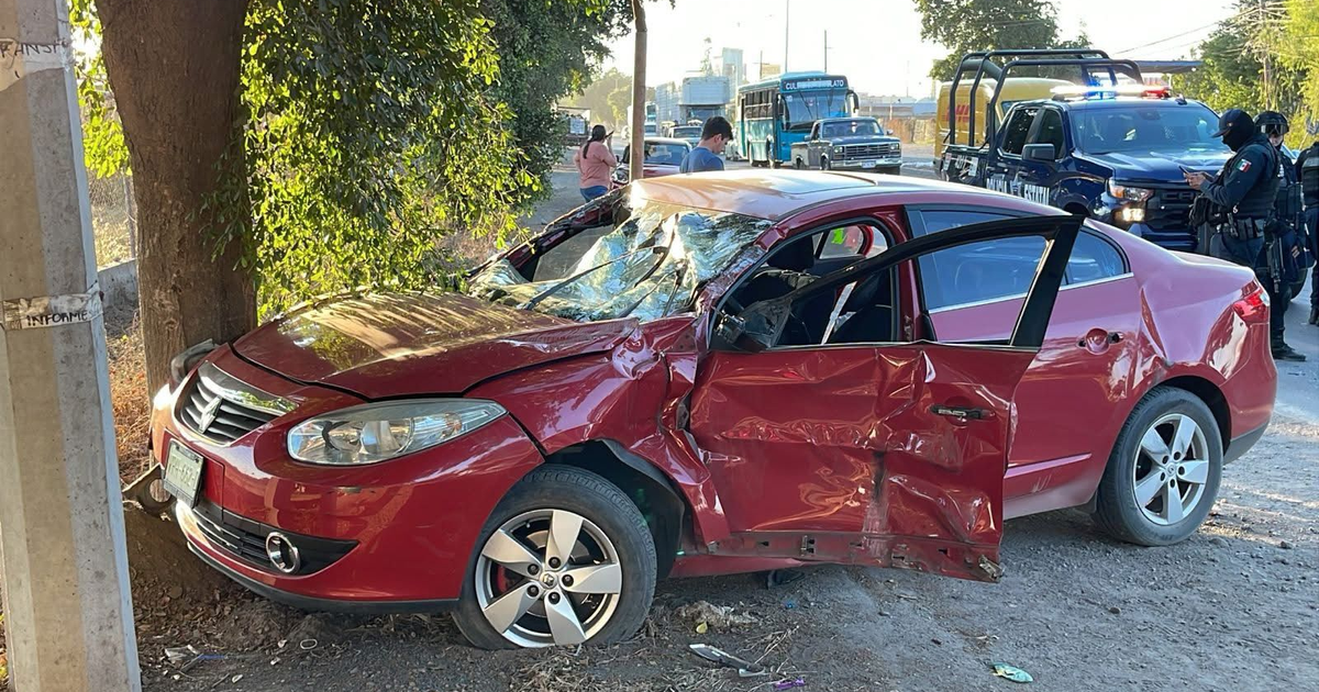 Automóvil rojo dañado tras accidente en Culiacán, Sinaloa, relacionado con ataque armado.