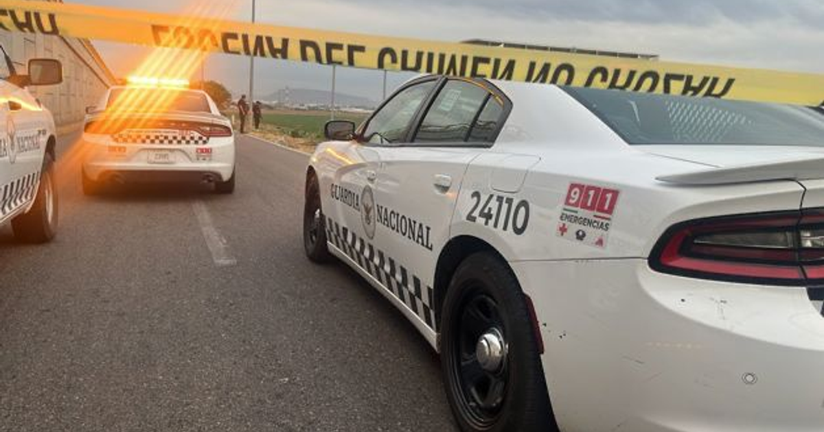 Patrullas de policía y cinta de restricción en operativo de seguridad en Culiacán