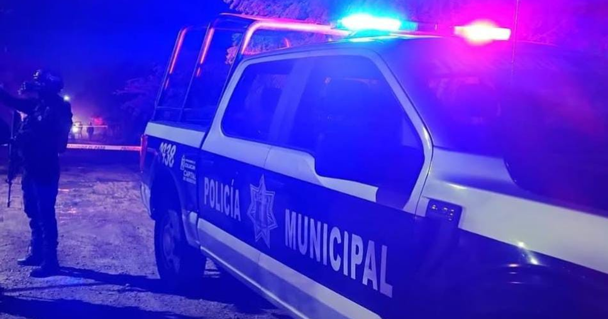 Policía municipal en operativo nocturno, luces encendidas, Culiacán, ataque armado