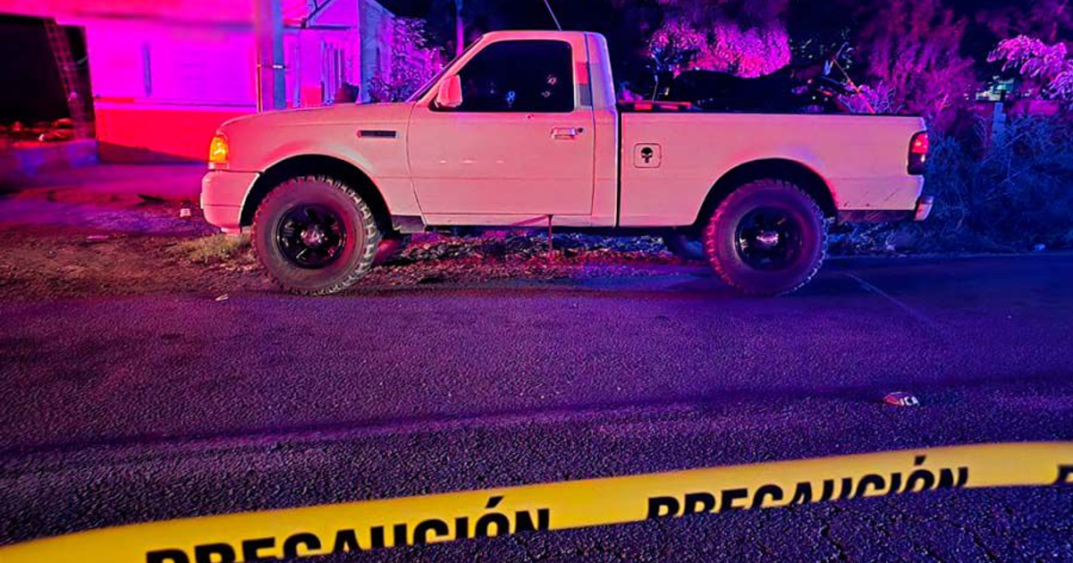 Camioneta Ford Ranger blanca con cinta de precaución en carretera de Navolato