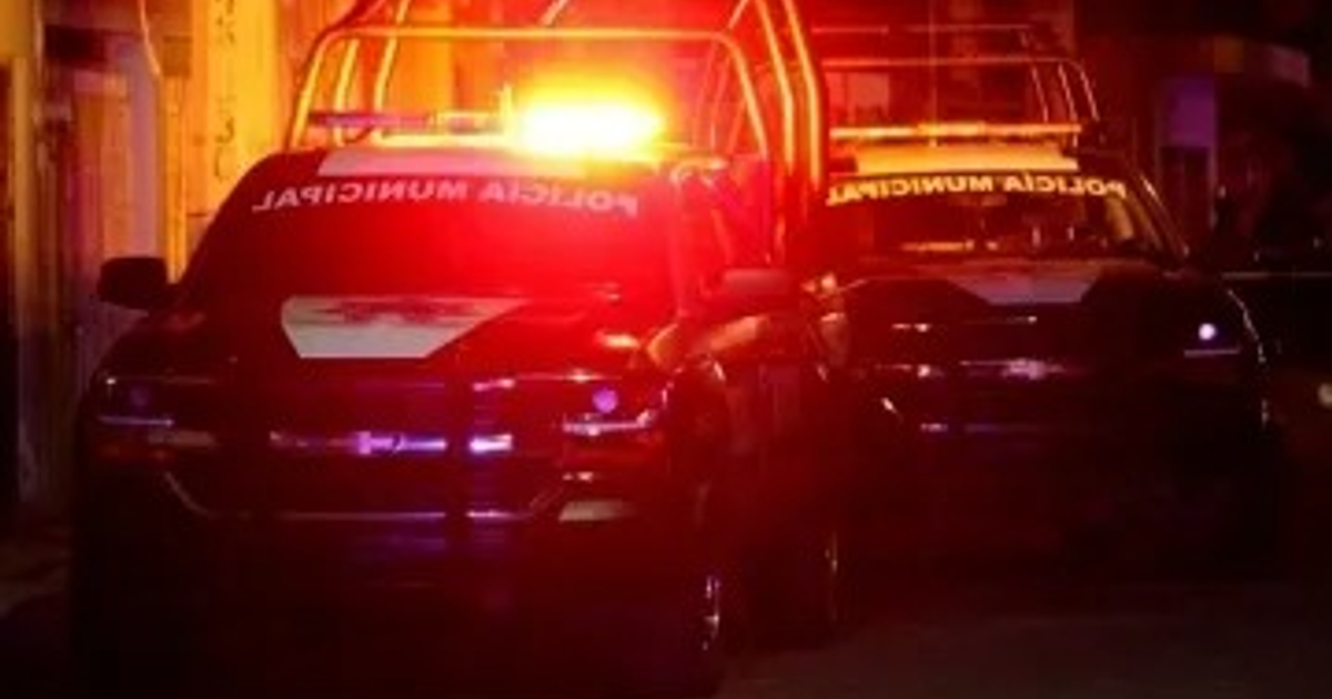 Vehículos de policía con luces encendidas en Navolato tras ataque con dron explosivo