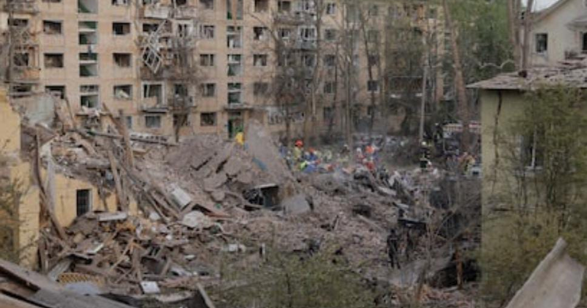 Kiev destrucción edificios escombros ataque ruso