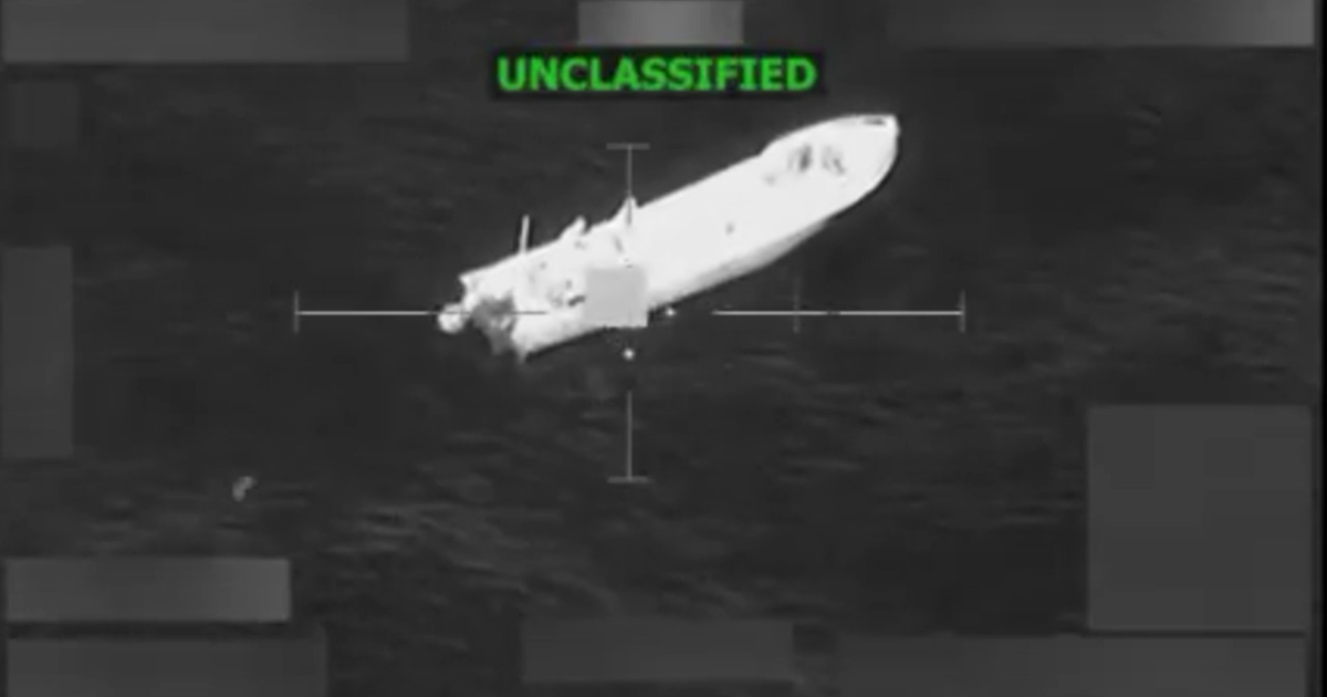 Vista aérea de un barco en el océano con marcador de seguimiento, etiquetada como 'UNCLASSIFIED'.