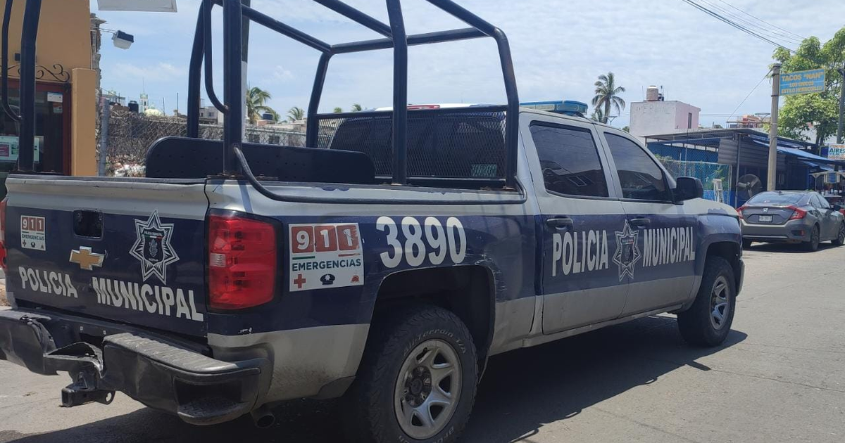 Camioneta de la Policía Municipal de Mazatlán estacionada en la calle, relacionada con el ataque a Edgar Pérez Páez.