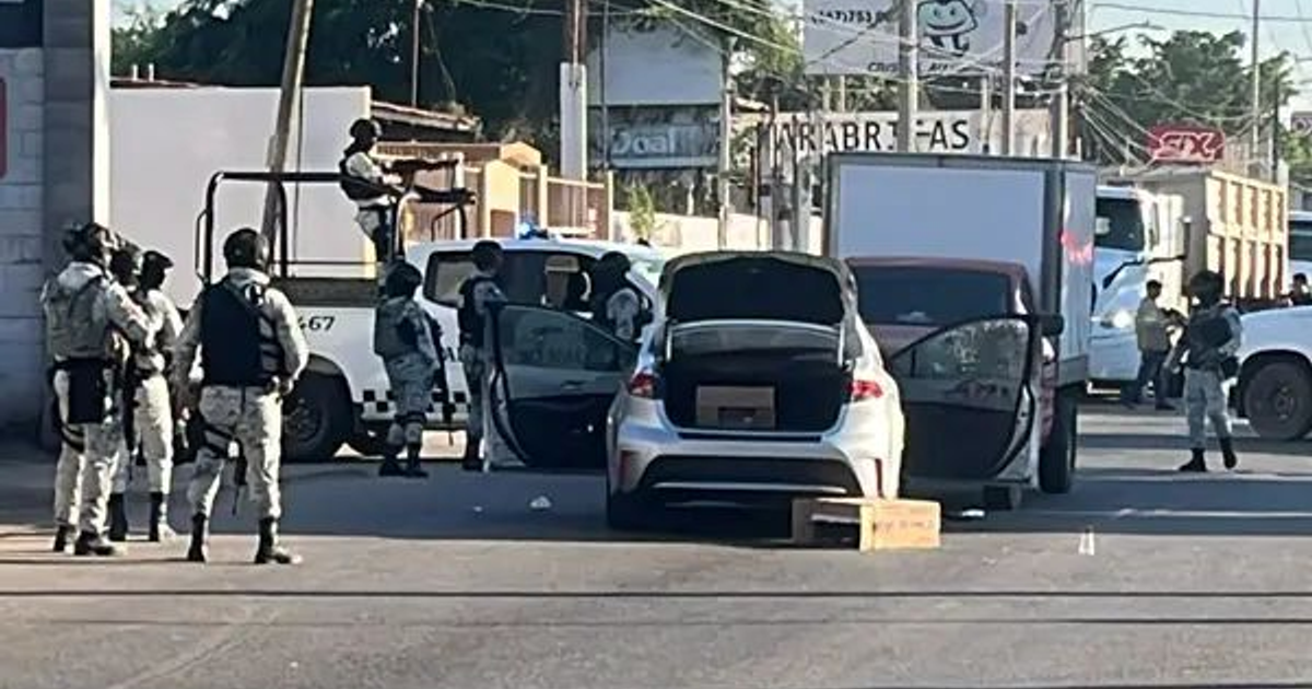 Operativo de seguridad en Culiacán con agentes revisando un vehículo tras atentado.