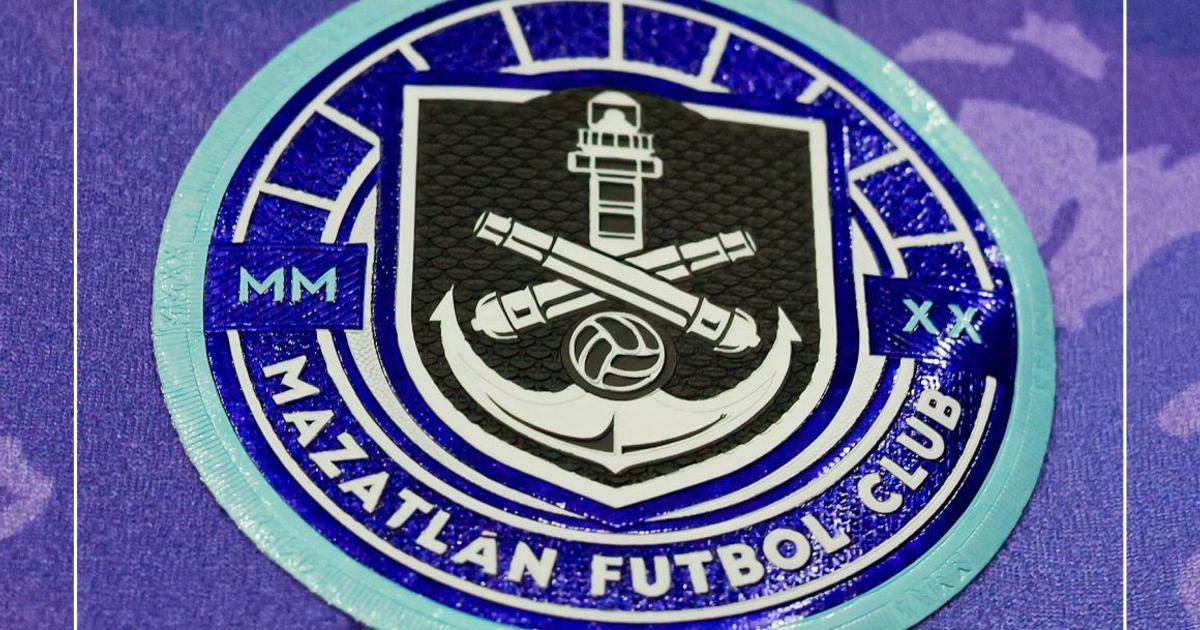 Emblema del Mazatlán Fútbol Club con ancla, cañones y faro en colores negro, azul y blanco.