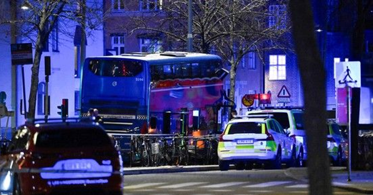 Autobús de dos pisos azul en Estocolmo rodeado de patrullas de policía tras accidente nocturno