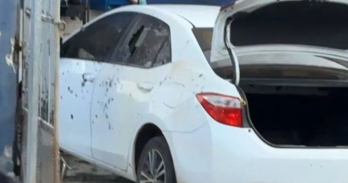 Automóvil blanco con impactos de bala y maletero abierto en Culiacán