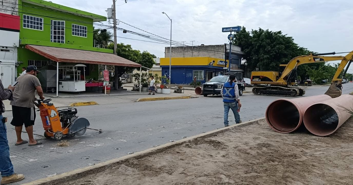 Trabajos de construcción en avenida Juan Pablo II, Mazatlán, con maquinaria y trabajadores.