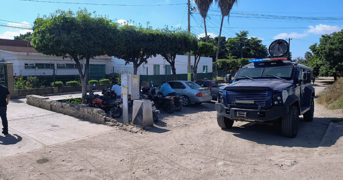 Operativo policial en Villa Juárez, Navolato, con vehículo blindado y cielo despejado
