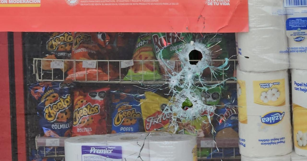 Máquina expendedora con agujeros de bala, afectada tras un tiroteo en Culiacán, Sinaloa.