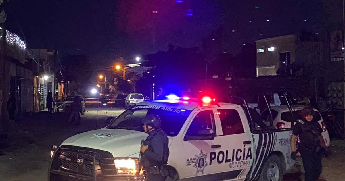 Escena nocturna en Mazatlán con patrulla policial y luces de emergencia tras un ataque armado.